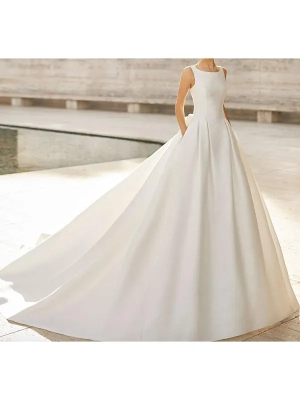 Vintage Wedding Dress With Train Halter Sleeveless Buttons Satin Fabric Traditional Dresses For Bride